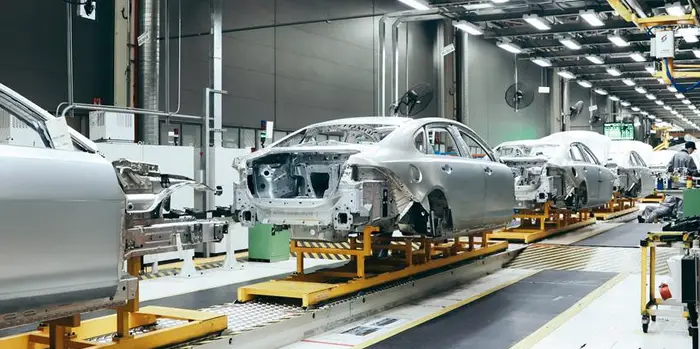 Montagem de chips e sensores automotivos: por que as salas limpas são indispensáveis